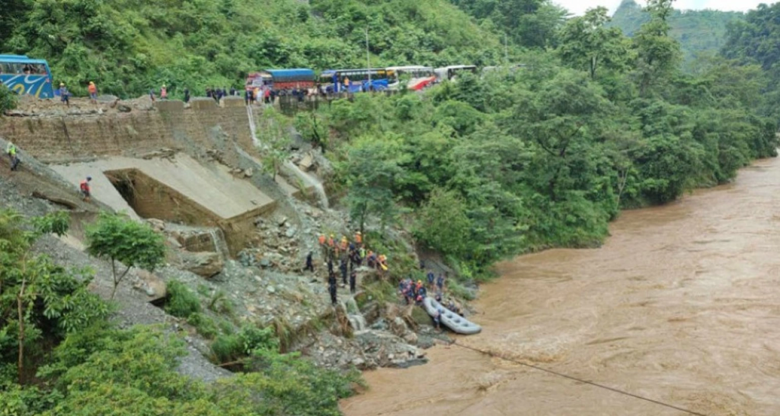 নদীতে ভেসে গেল দুটি বাস, নিখোঁজ ৬৫ যাত্রী