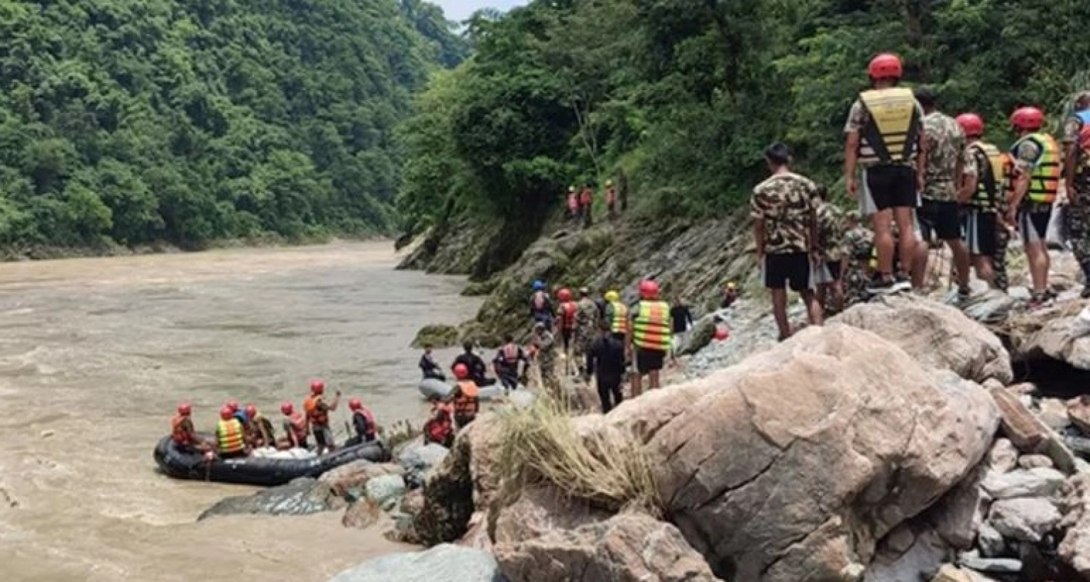 নদীতে ভেসে গেছে দুটি যাত্রীবাহী বাস, নিখোঁজ ৫৫ জন