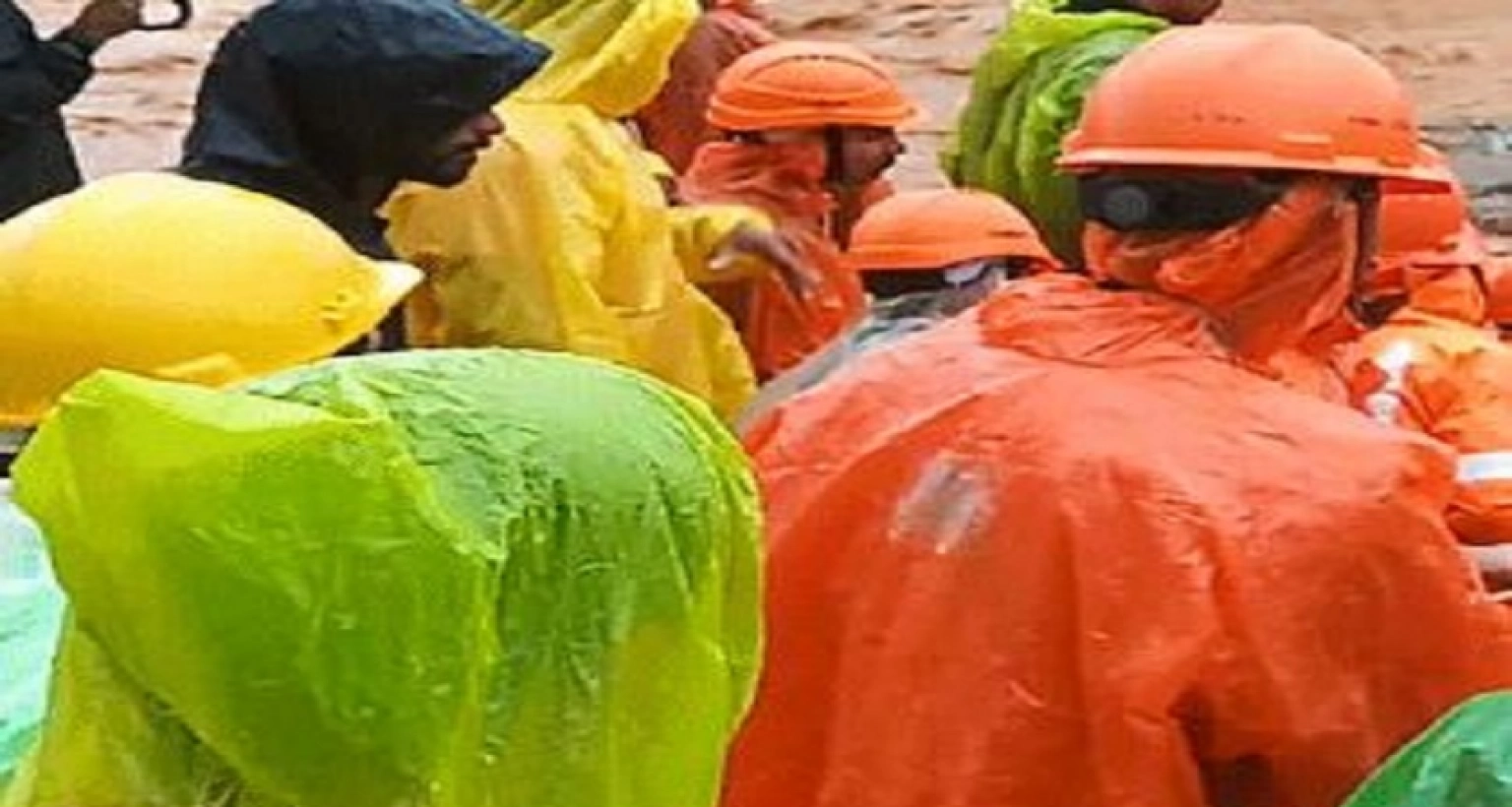 ভয়াবহ ভূমিধসে নিহতের সংখ্যা বেড়ে ৪৩, উদ্ধারে বিমান বাহিনীসহ অন্যান্য সংস্থাও