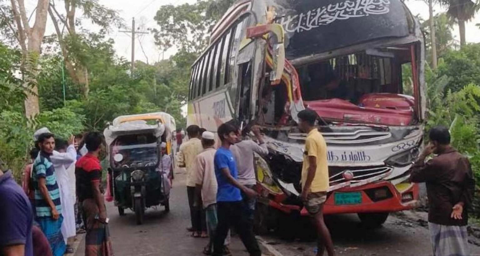  দুই বাসের মুখোমুখি সংঘর্ষ