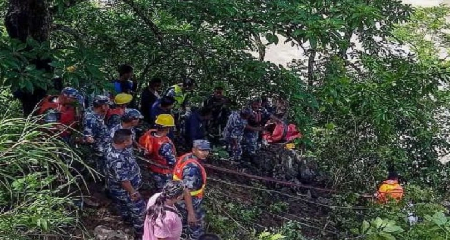 নিয়ন্ত্রণ হারিয়ে বাস নদীতে, ১৪ জনের মৃত্যু