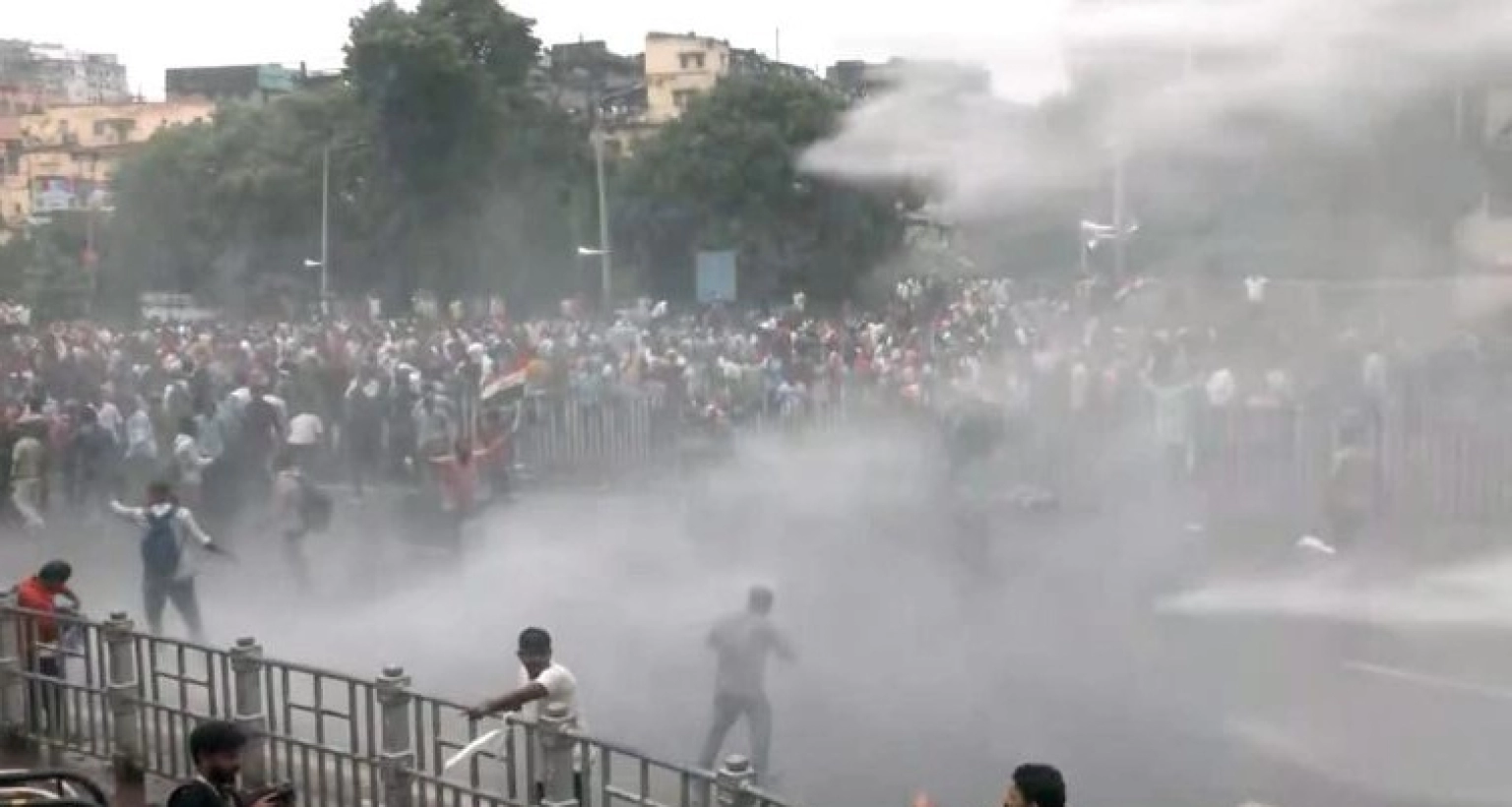 পশ্চিমবঙ্গে মমতার পদত্যাগের এক দফা দাবিতে সচিবালয় ঘেরাও ছাত্রসমাজের, চলছে ব্যাপক সংঘর্ষ