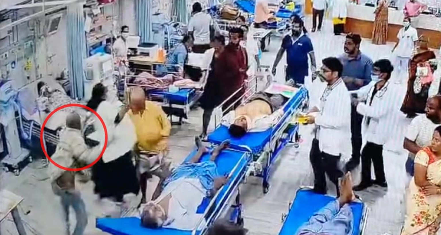 চুলের মুঠি ধরে নারী চিকিৎসককে রোগীর মারধর (ভিডিও)