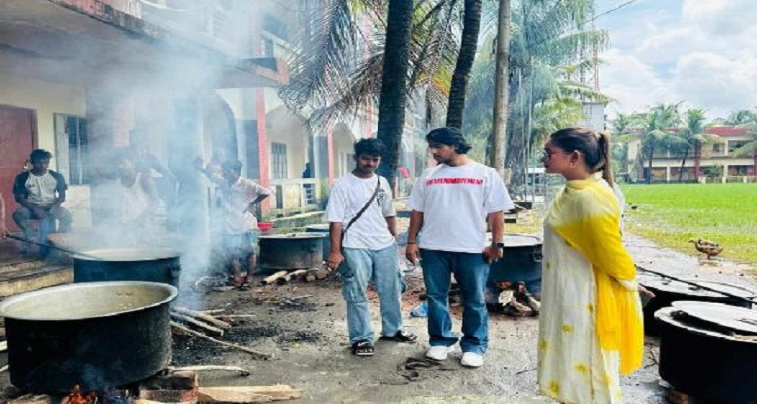 বন্যার্ত পুরো একটি গ্রামের মানুষকে খাওয়ালেন তৌসিফ-তানজিন তিশারা