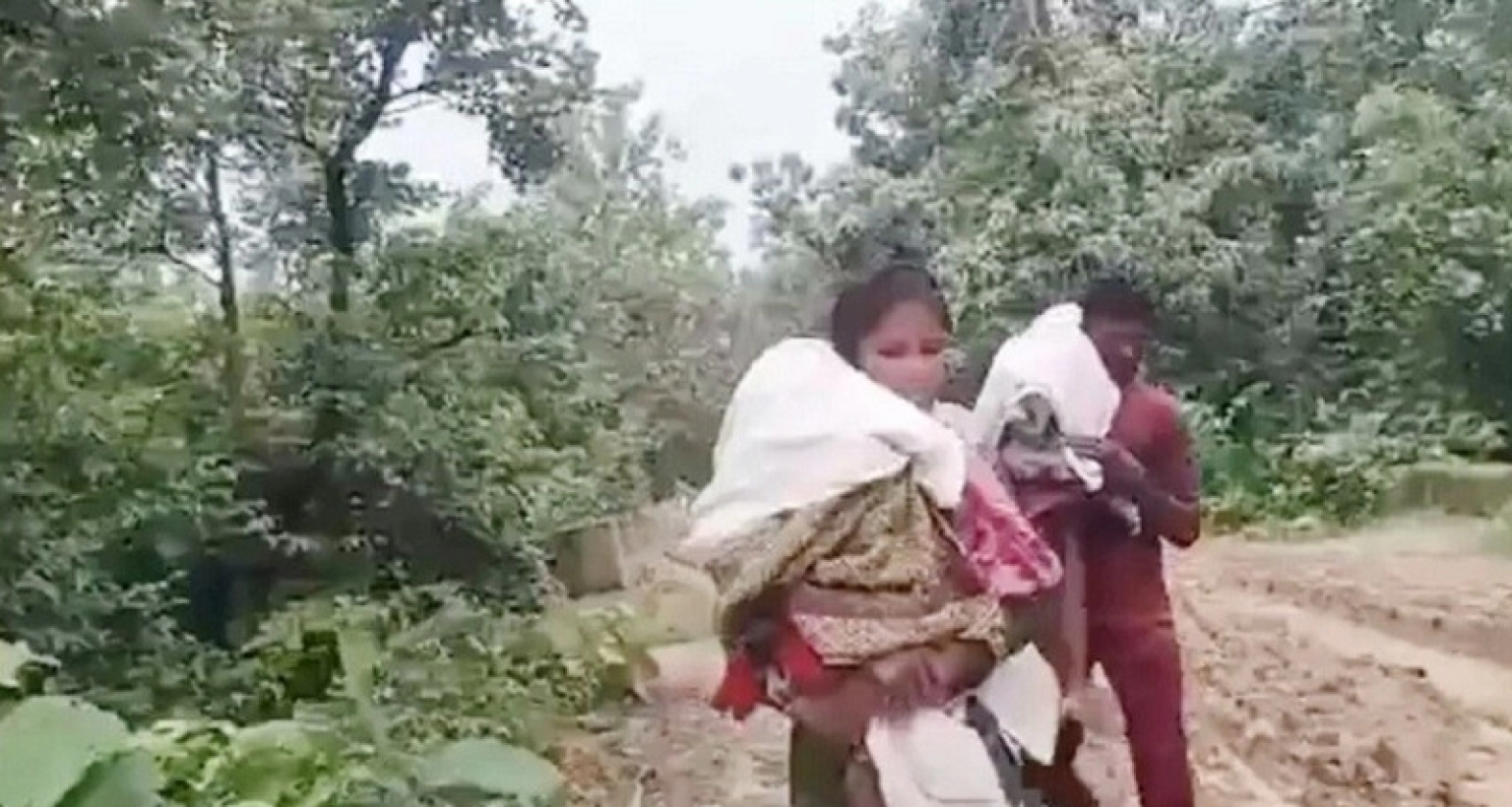 অ্যাম্বুলেন্স না পেয়ে দুই ছেলের লাশ কাঁধে ১৫ কিমি হাঁটলেন বাবা-মা