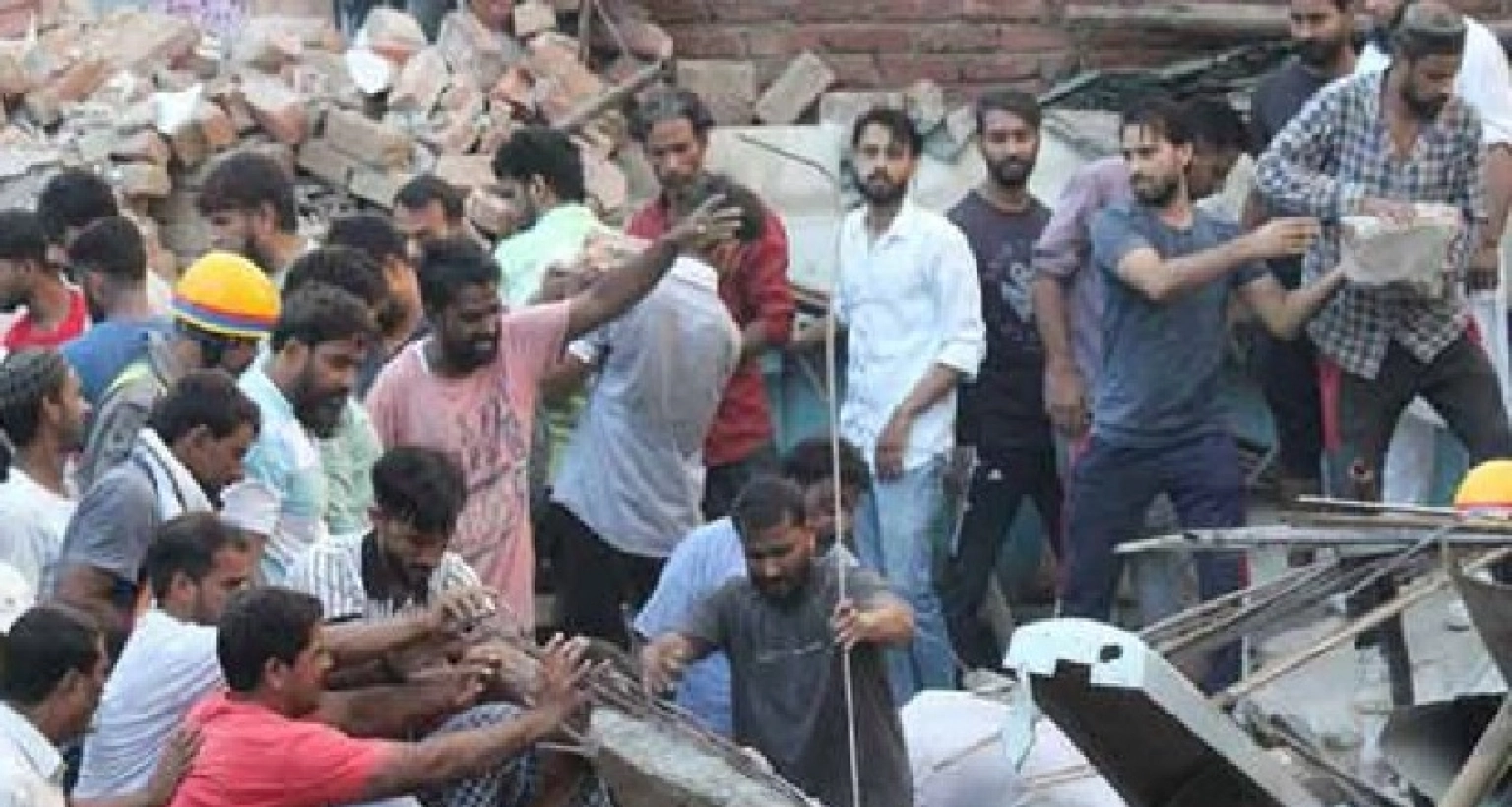 হঠাৎ ধসে পড়লো তিনতলা ভবন, একই পরিবারের ৯ জনসহ ১০ জনের মৃত্যু