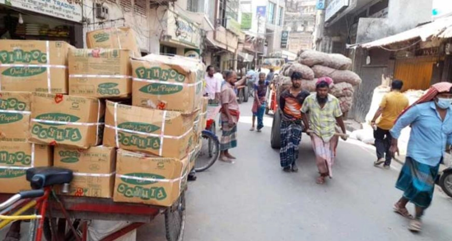 বৃহৎ পাইকারি বাজার খাতুনগঞ্জে তেল-চিনির দাম কত হলো জানেন?