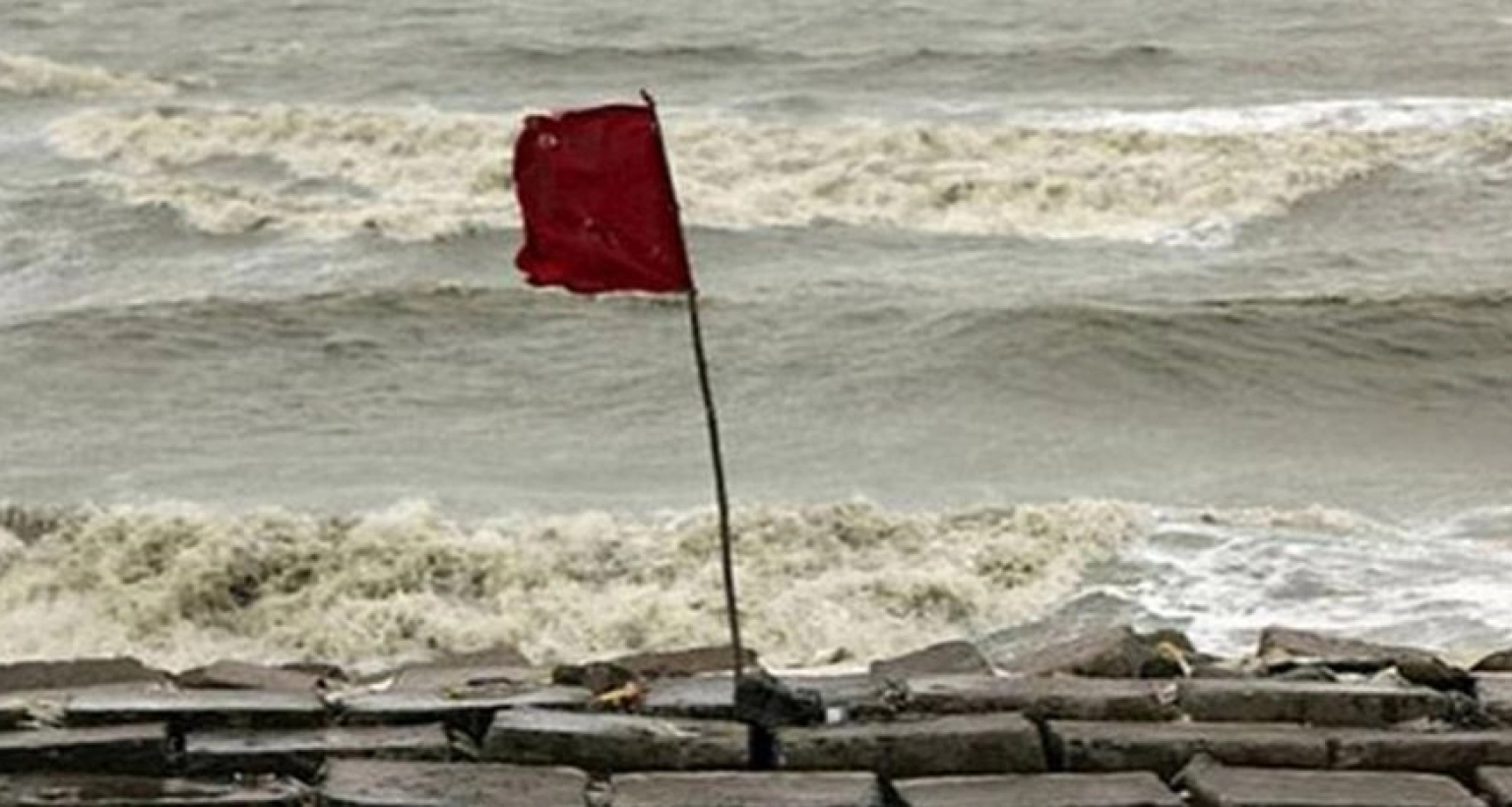  ৩ নম্বর সতর্ক সংকেত, ৩ ফুট উচ্চতার জলোচ্ছ্বাস হতে পারে