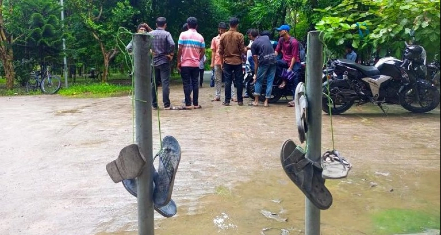 ছাত্রলীগের আসার খবরে জুতার মালা নিয়ে অপেক্ষায় সাধারণ শিক্ষার্থীরা