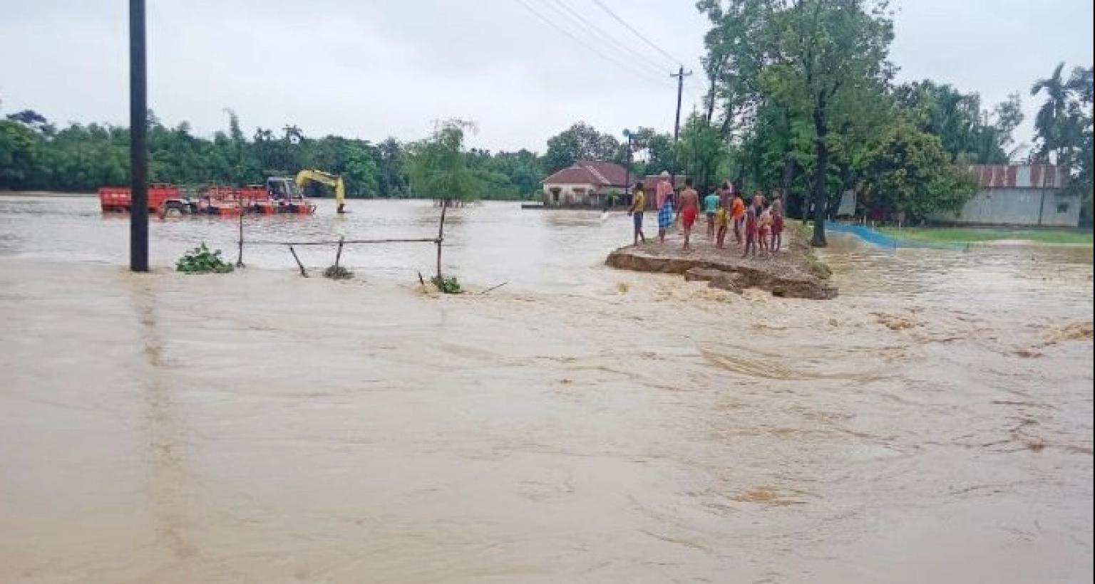 মূহুর্তেই পানির নিচে ঘরবাড়ি, তলিয়ে গেছে ফসলের মাঠ, পানিববন্দি হাজার হাজার মানুষ!