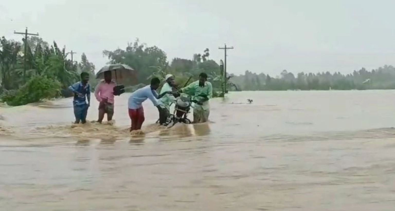 নতুন নতুন এলাকা প্লাবিত, এখন পর্যন্ত ৮ জনের মৃত্যু