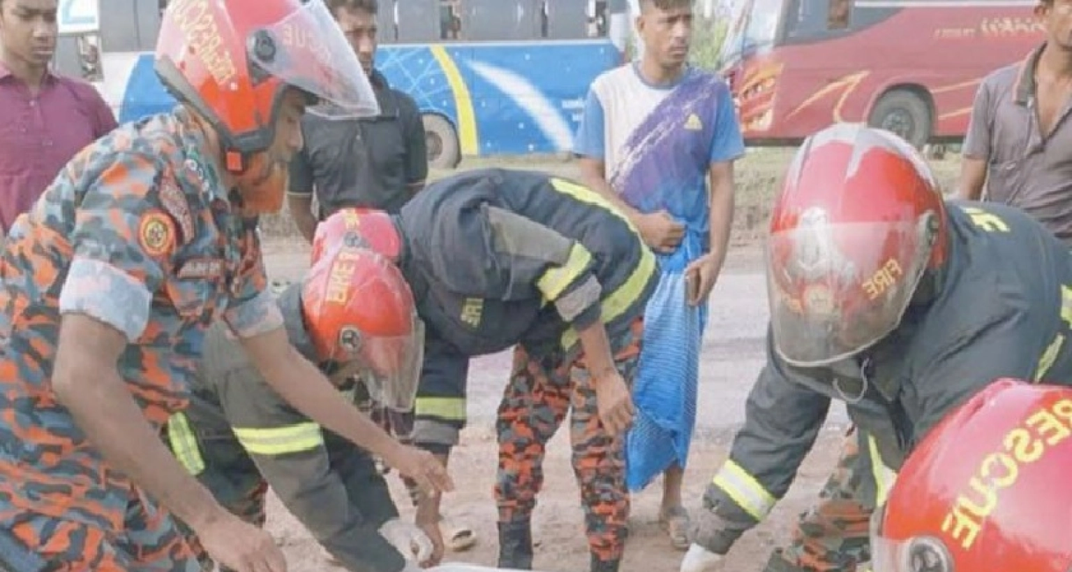 মায়ের নিহতের খবরে বাড়ি যাওয়ার পথে ২ বোনেরও মৃত্যু