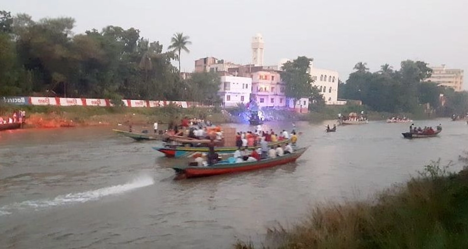 বৃদ্ধ বাবাকে বাঁচাতে তাৎক্ষণিক নদীতে ঝাঁপিয়ে পড়েও ব্যর্থ হন ছেলে