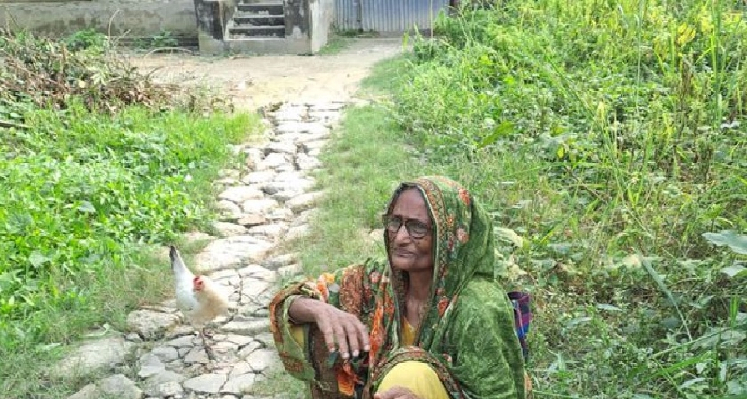 বৃদ্ধা মাকে মারধরের পর বাড়ি থেকে বের করে দিয়েছেন সন্তান, কাঁদছেন গেটের সামনে বসে