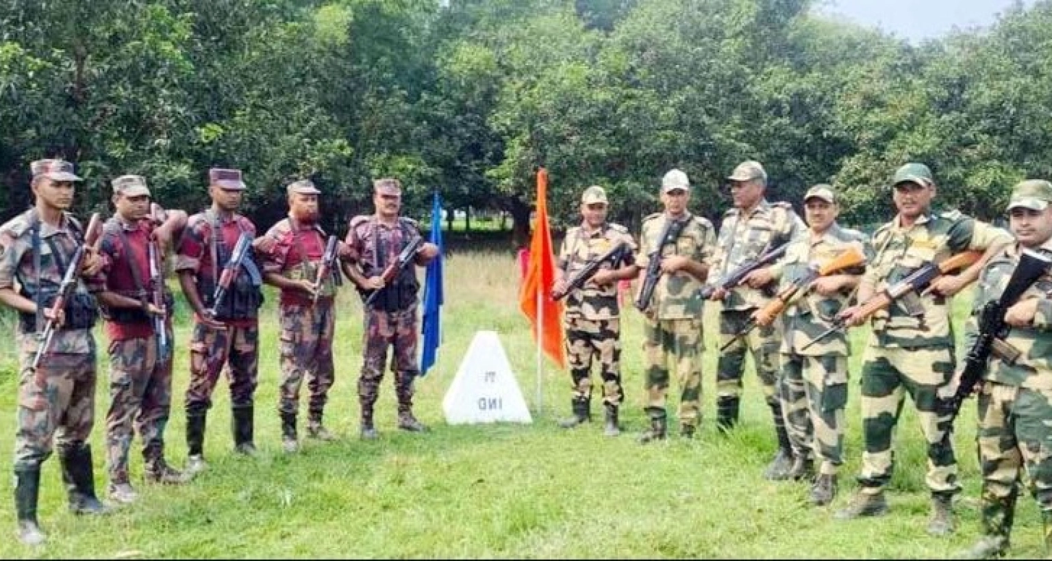 বিজিবির বাধায় কাঁটাতারের বেড়া নির্মাণ বন্ধ করতে বাধ্য হলো বিএসএফ