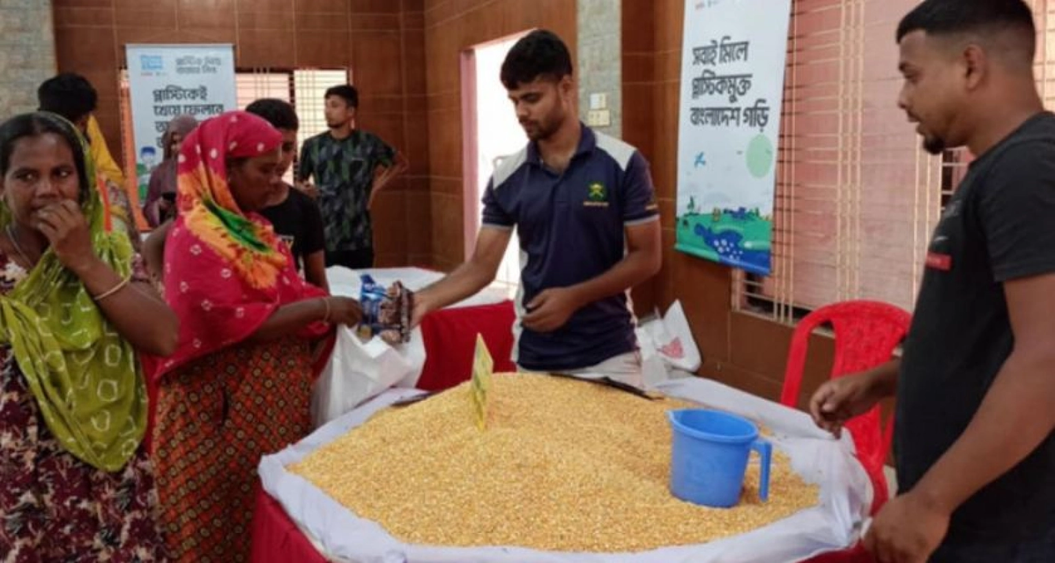 প্লাস্টিক জমা দিয়ে ব্যাগ ভরে বাজার নিয়ে বাড়ি ফিরছেন আফসানা বেগম!