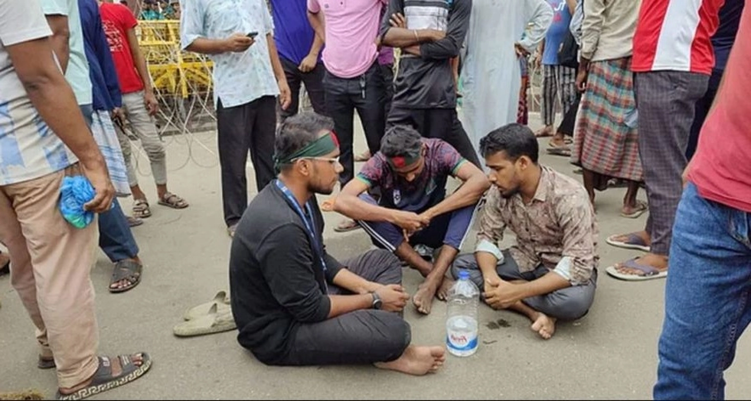 যে শর্ত দিয়ে বঙ্গভবনের সামনে ৩ ব্যক্তির অবস্থান