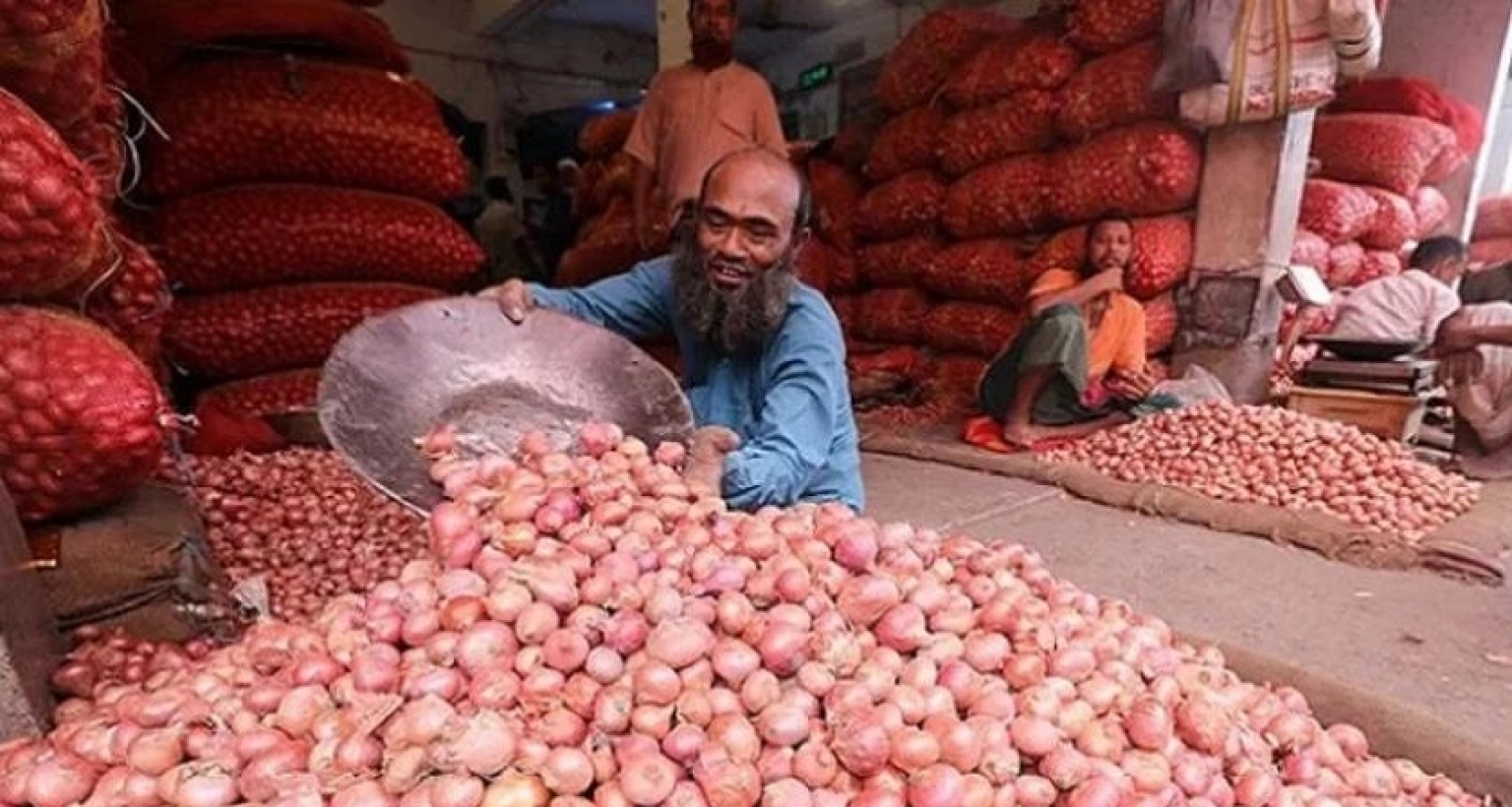 এবার হিলিতে পেঁয়াজের দাম এক লাফে কমে যত হলো