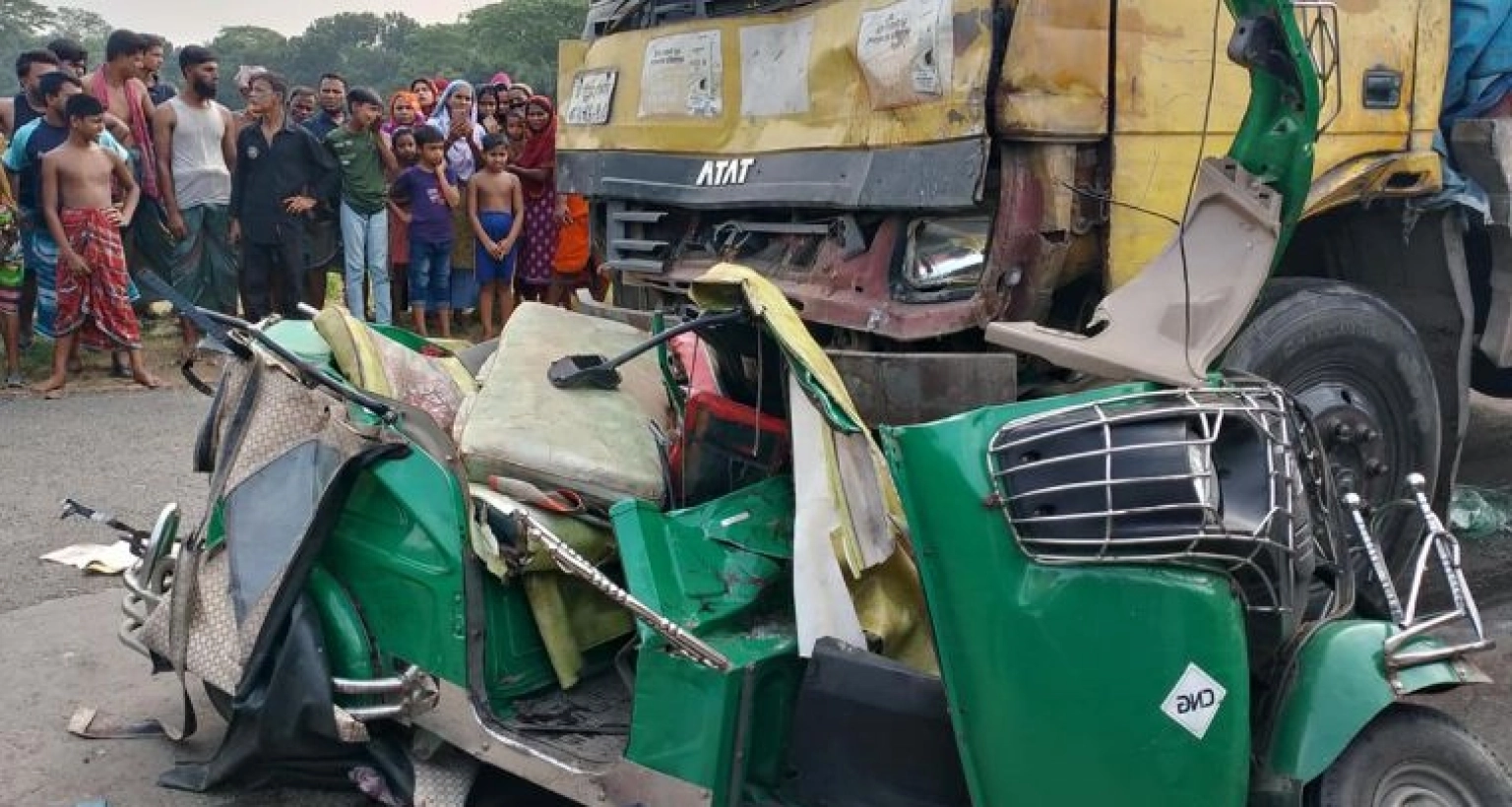 মর্মান্তিক, ঘটনাস্থলেই চালক-যাত্রীসহ ৬ জনের মৃত্যু