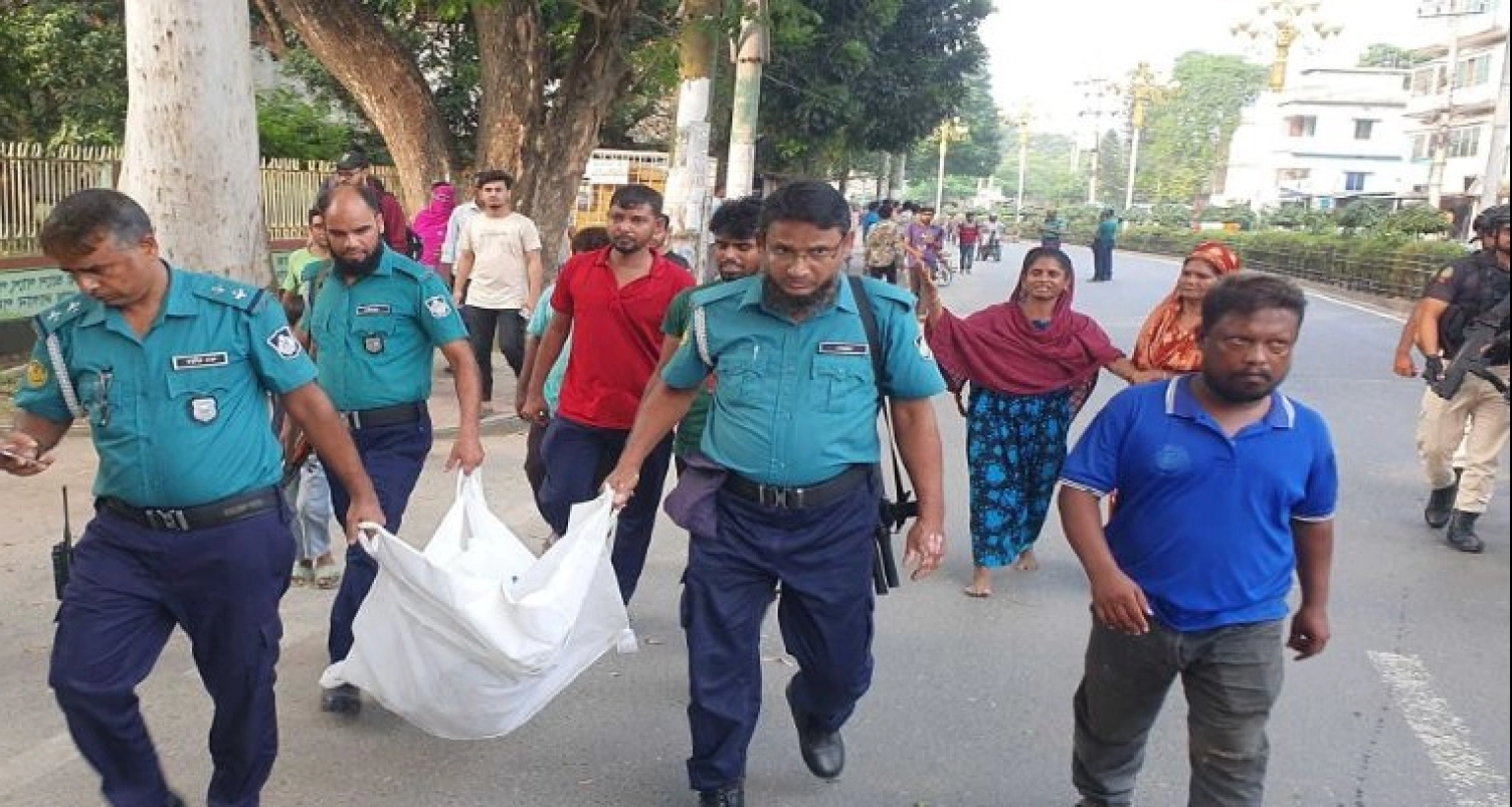 হৃদয়বিদারক, বাসচাপায় মায়ের সামনে মেয়ের মৃত্যু