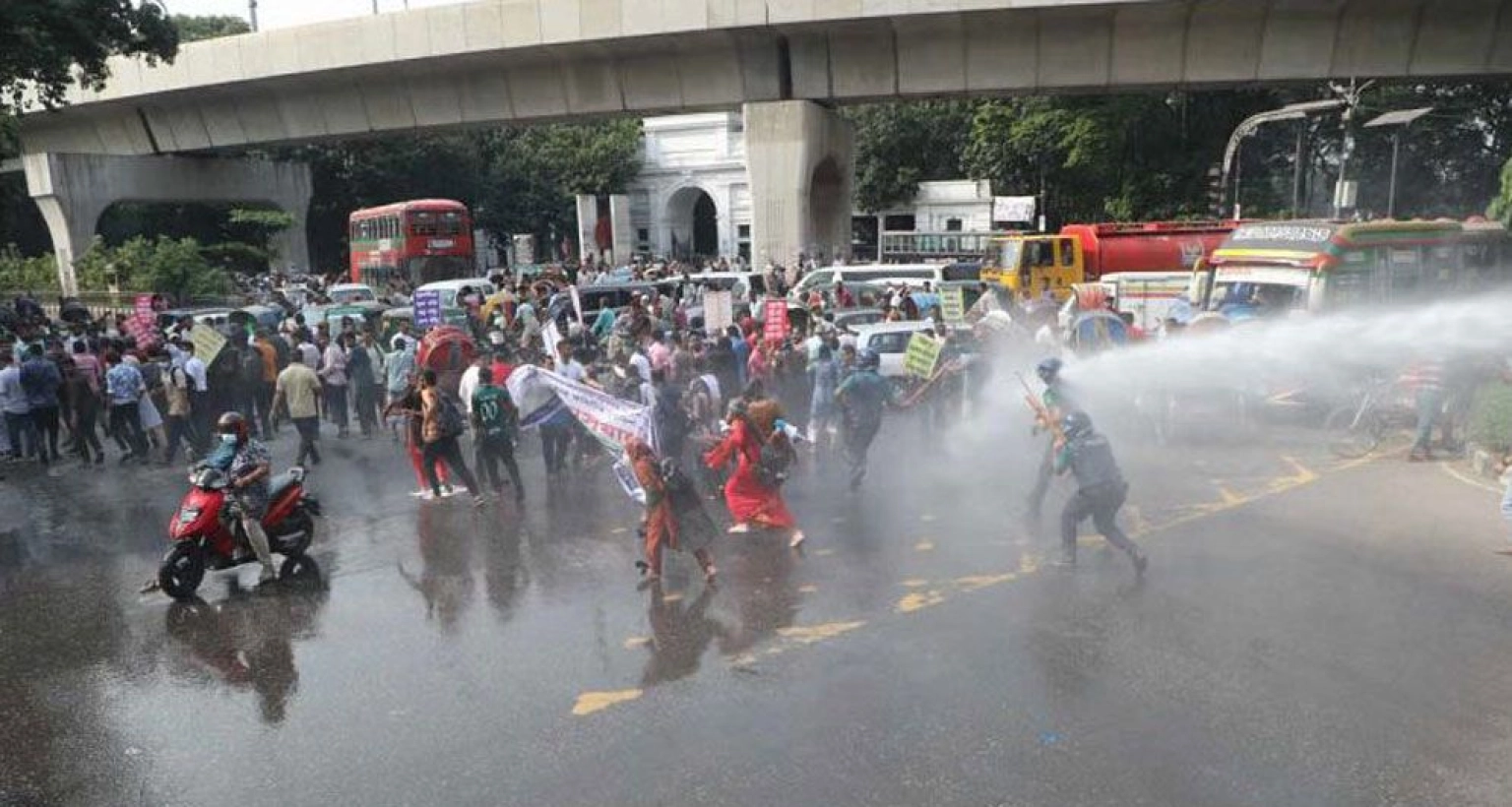 ফের আন্দোলন, এবার পুলিশের লাঠিচার্জ