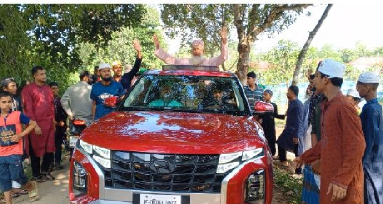 কাঁদতে কাঁদতে ৩৮ বছর ইমামতি করা ইমামকে রাজকীয় বিদায় গ্রামবাসীর