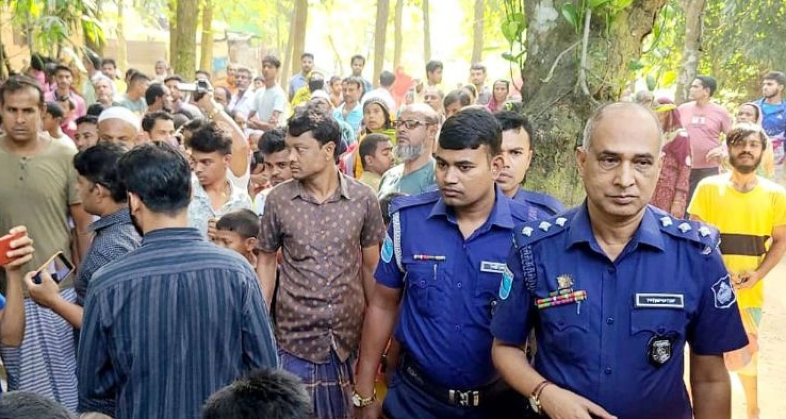 দরজা খুললে দেখেন স্ত্রী প্রেমিকার সঙ্গে আপ'ত্তিকর অবস্থায়! তারপর যে ঘটনা ঘটালেন স্বামী