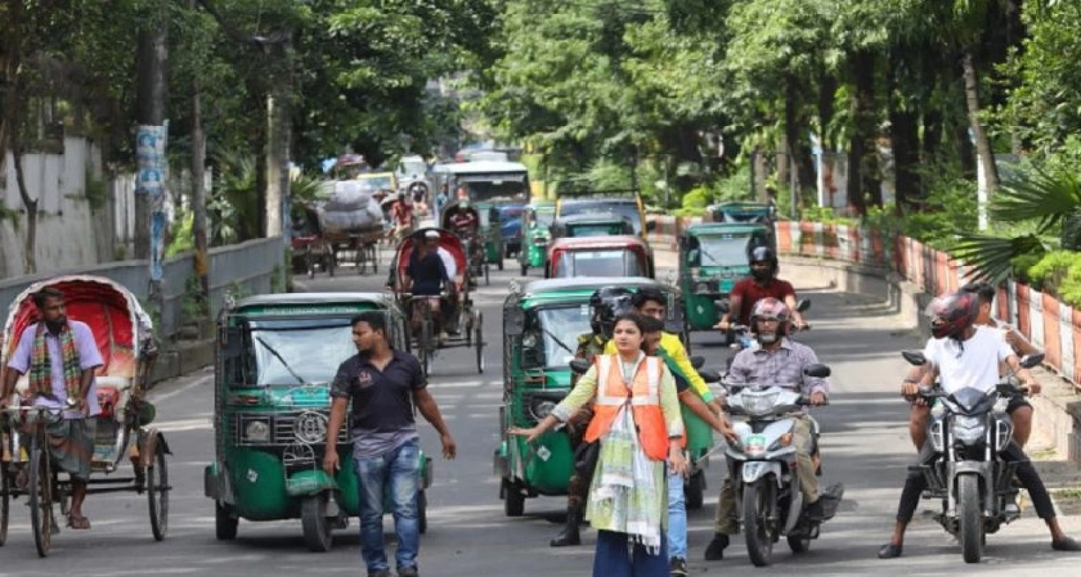 রোজ ৫০০ টাকা সম্মানী পাবেন ট্রাফিক নিয়ন্ত্রণে শিক্ষার্থীরা