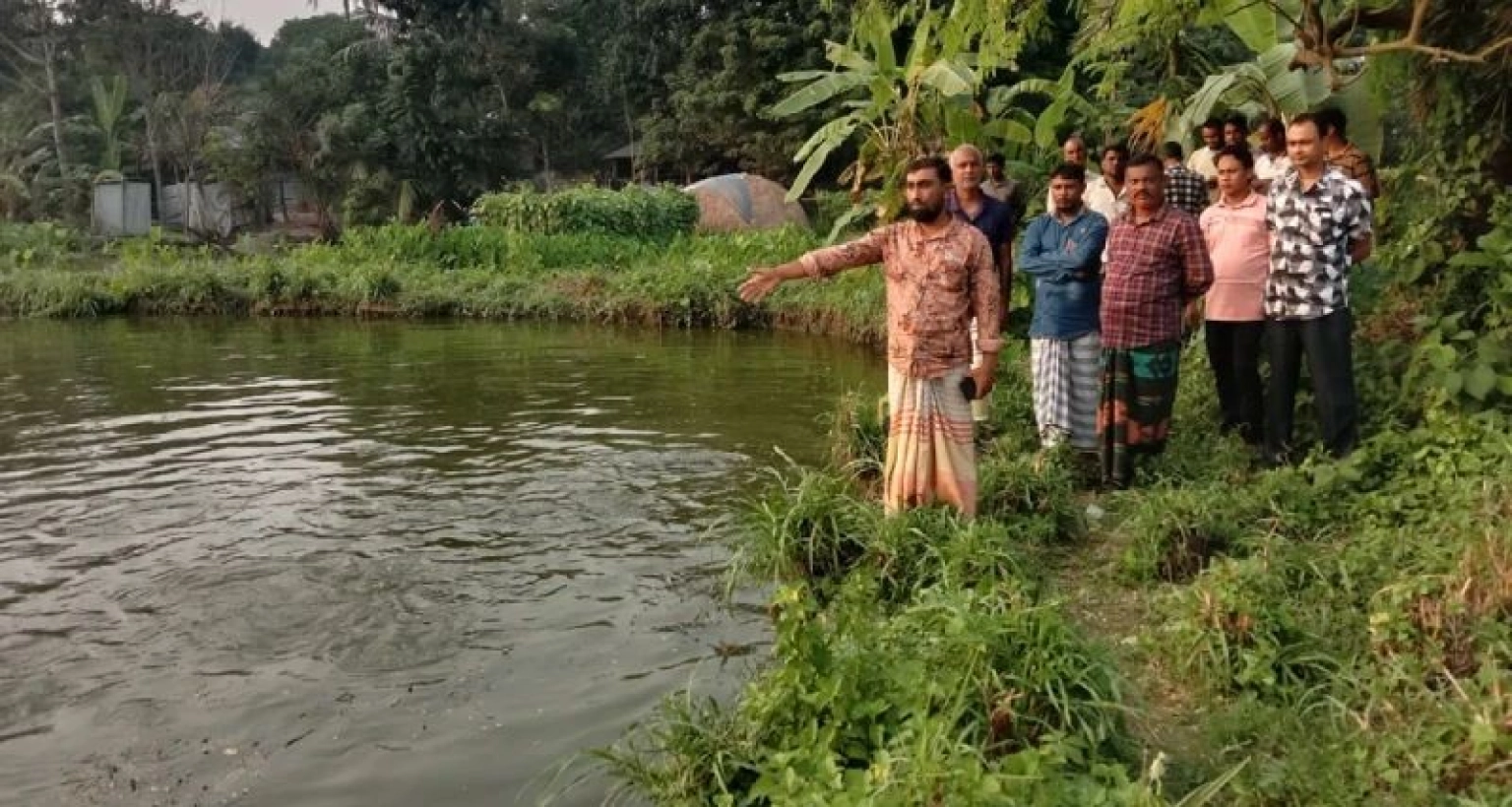 পুকুর থেকে মাছ চুরি করে কোটিপতি!    