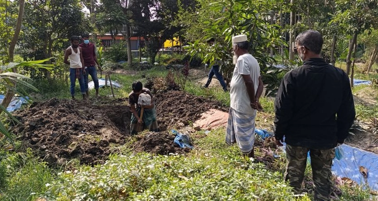 ছাত্র-জনতার আন্দোলনে হেলিকপ্টাের দেখতে গিয়ে গুলিতে নিহত সুমাইয়ার মরদেহ উত্তোলন