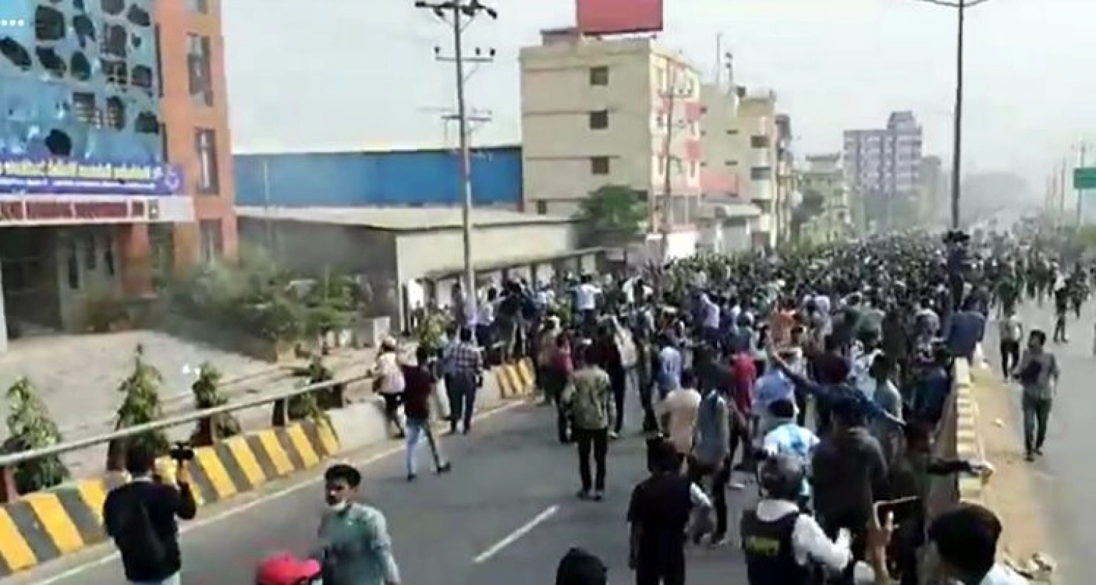 এবার মোল্লা কলেজে হামলা-ভাঙচুর, রাস্তা শিক্ষার্থীদের দখলে!