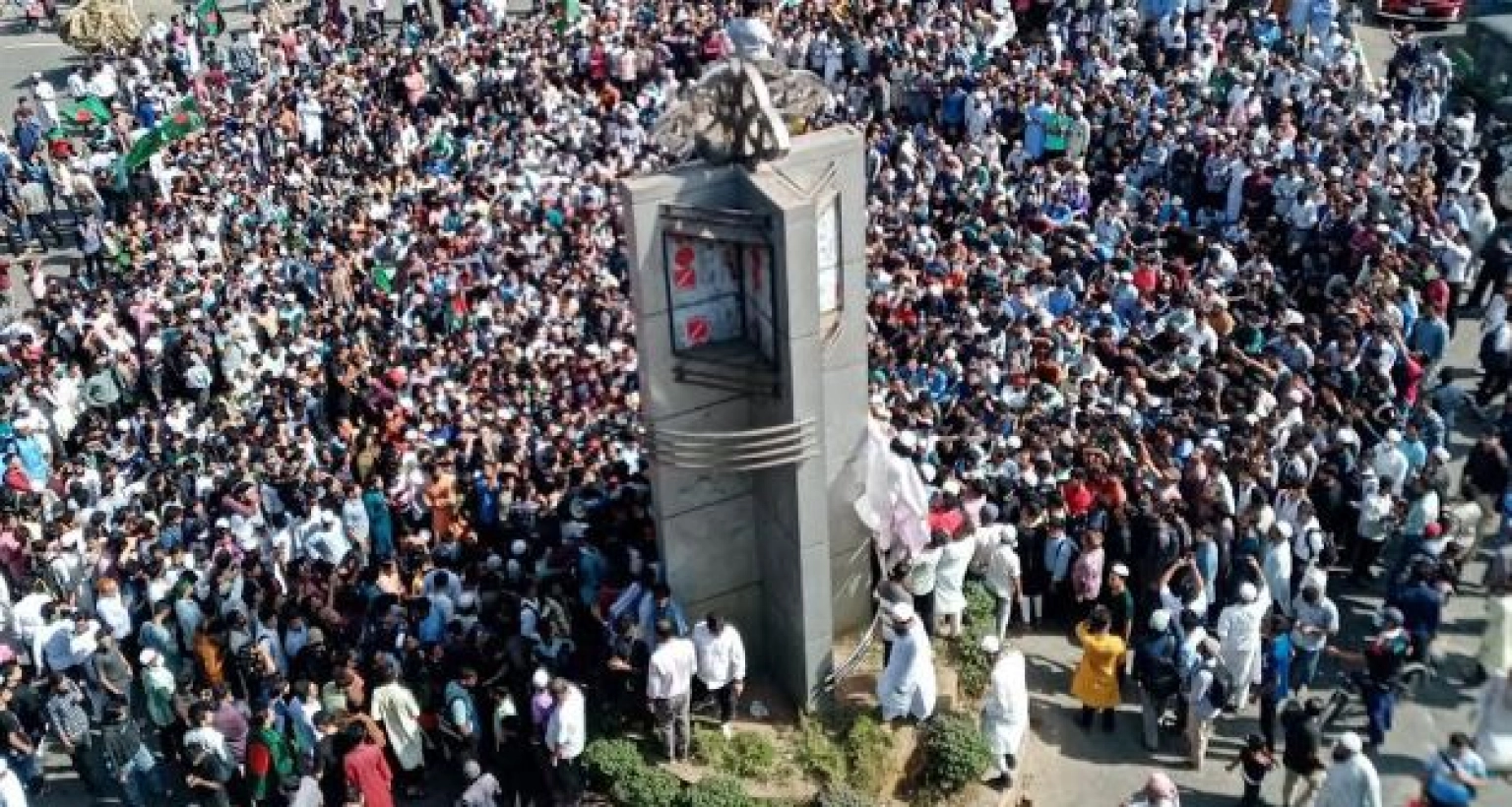 ইসকন নিষিদ্ধের দাবিতে হাসনাত-সারজিসের নেতৃত্বে উত্তাল চট্টগ্রাম