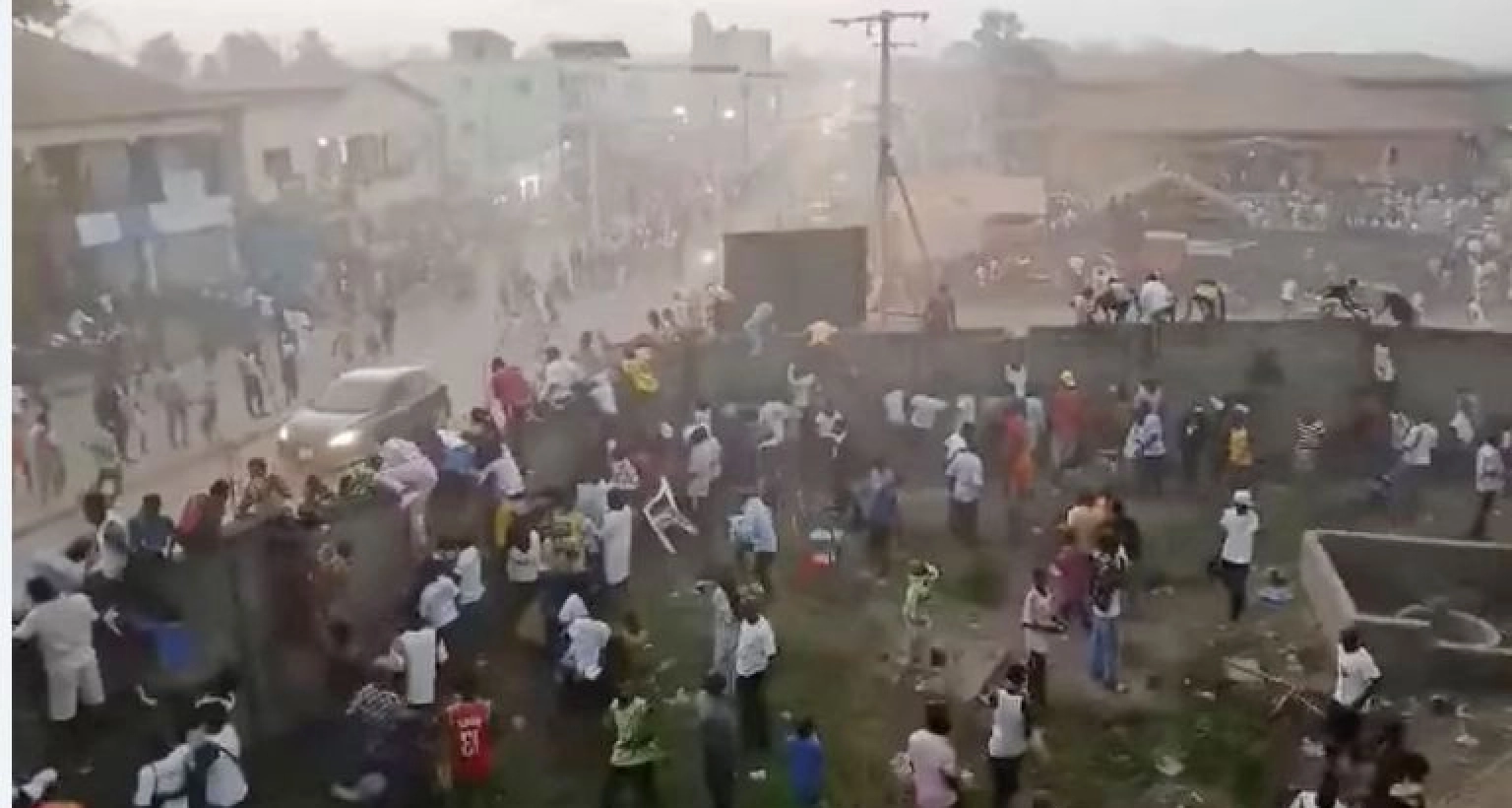 রেফারির বিতর্কিত সিদ্ধান্তে ভয়াবহ সংঘর্ষ, ৫৬ জনের মৃত্যু 