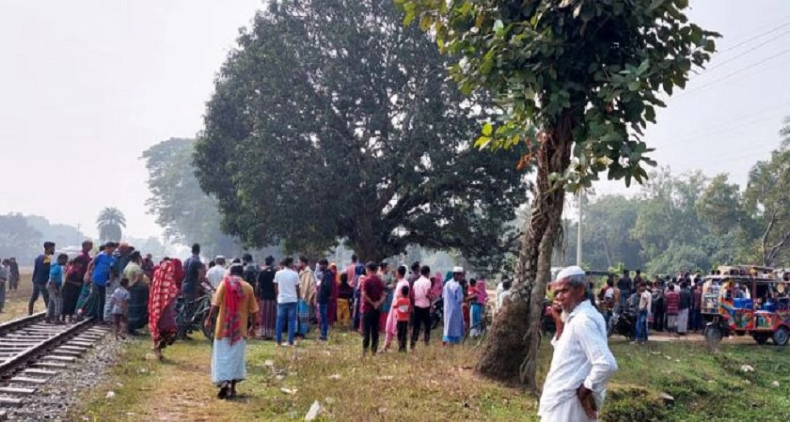 বুকের দুধ পান করিয়ে শিশুকে নিয়ে ট্রেনের নিচে ঝাঁপ দিলেন মা! 