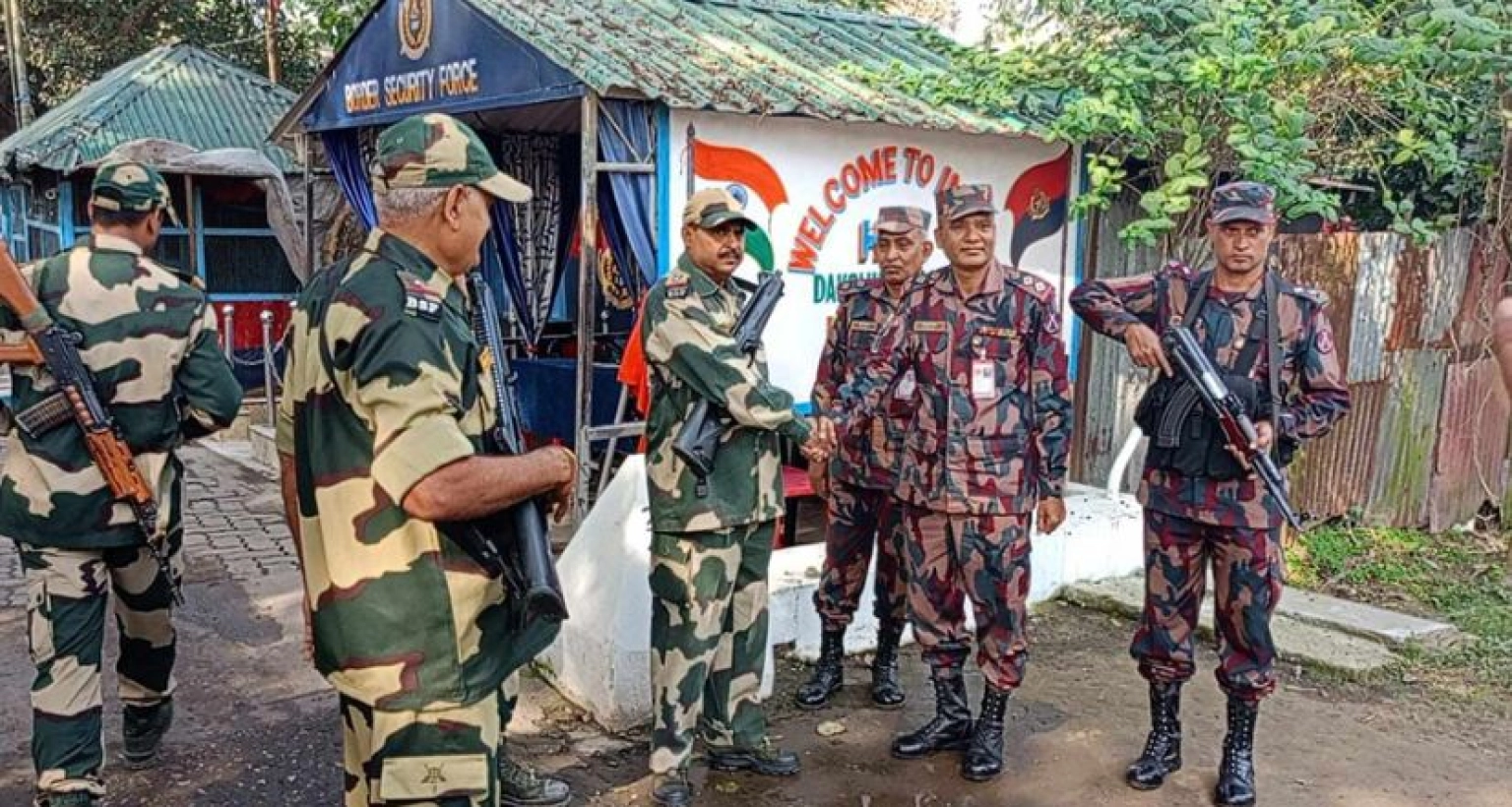 হিলি সীমান্তে বিএসএফকে মিষ্টি উপহার বিজিবির