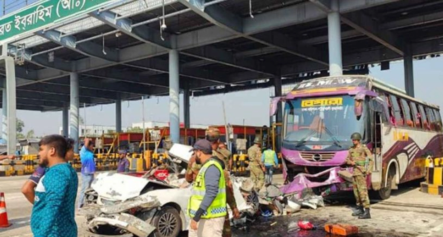 বাস নিয়ন্ত্রণ হারিয়ে প্রাইভেটকারকে ধাক্কা, ৫ জনের মৃত্যু