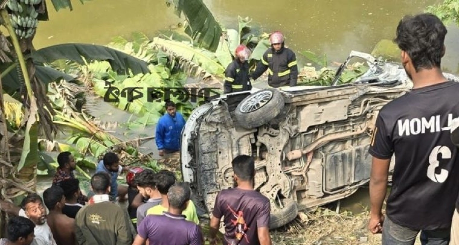 ট্রেনের সঙ্গে সংঘর্ষের পর মাইক্রোবাসটি গিয়ে পড়ল পুকুরে, ৫ জনের মৃত্যু