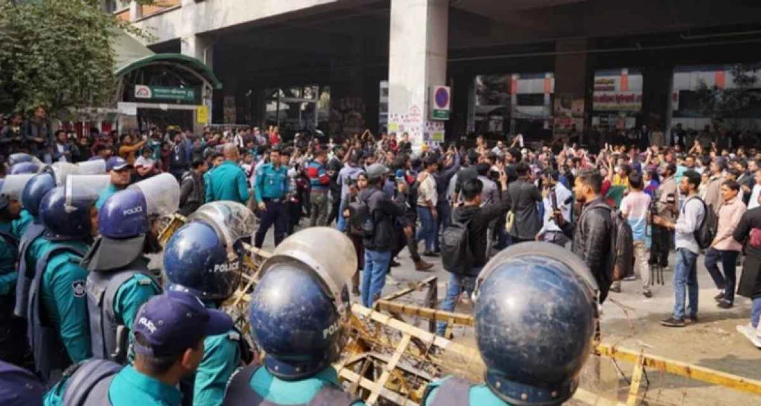 সচিবালয়ের সামনে শিক্ষার্থীদের সঙ্গে পুলিশের ধাওয়া-পাল্টা ধাওয়া