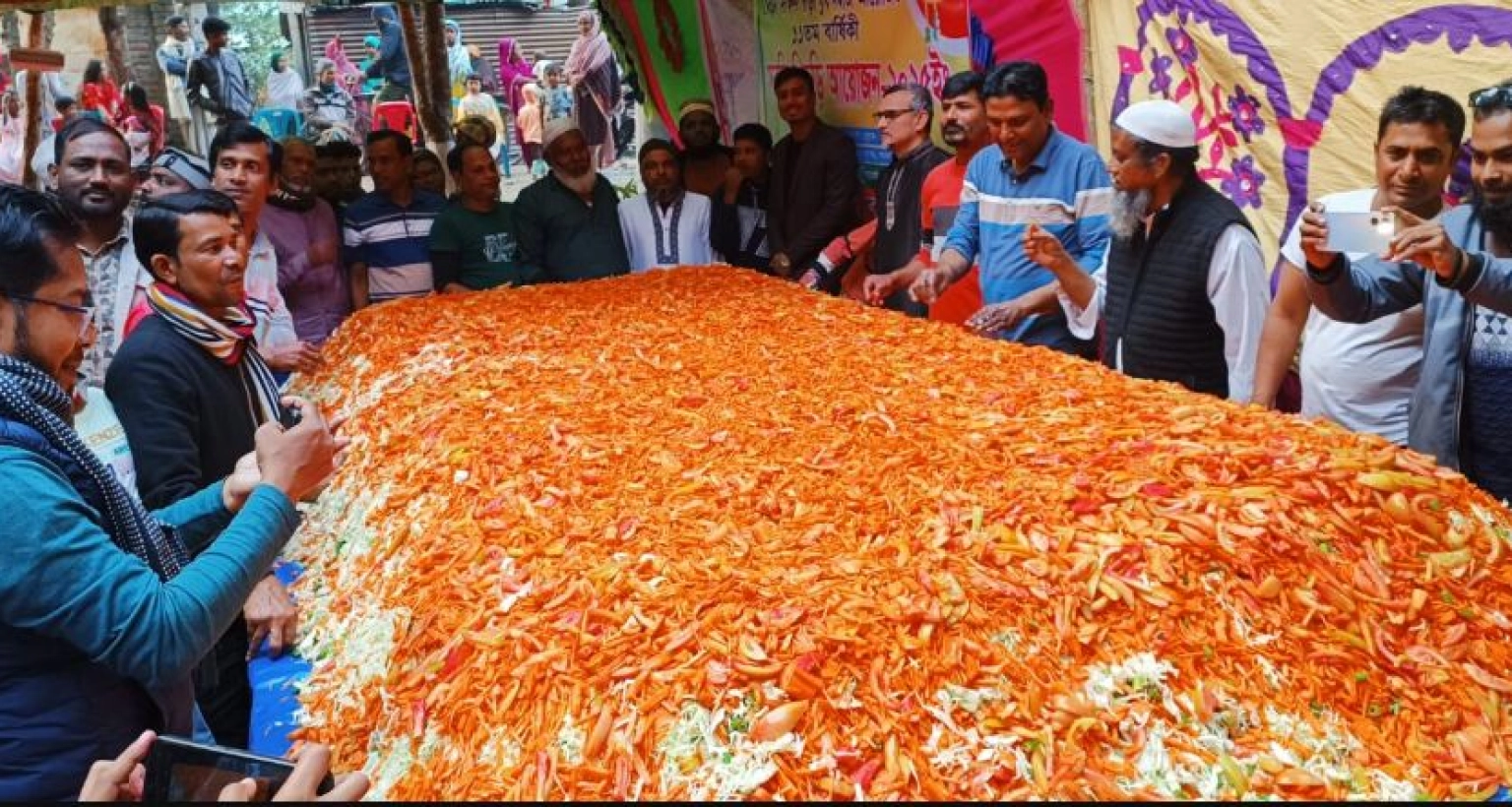 ১০৫ মণ সবজি ও ১২ মণ চালে রান্না হলো ‘খিচুড়ি’, খেলেন ছয়টি মহল্লার কয়েক হাজার মানুষ