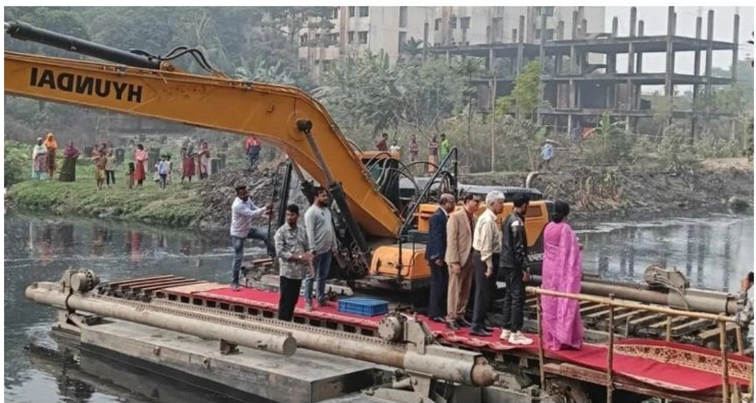 এবার খালে নেমে খনন কাজ উদ্বোধন করলেন তিন উপদেষ্টা!