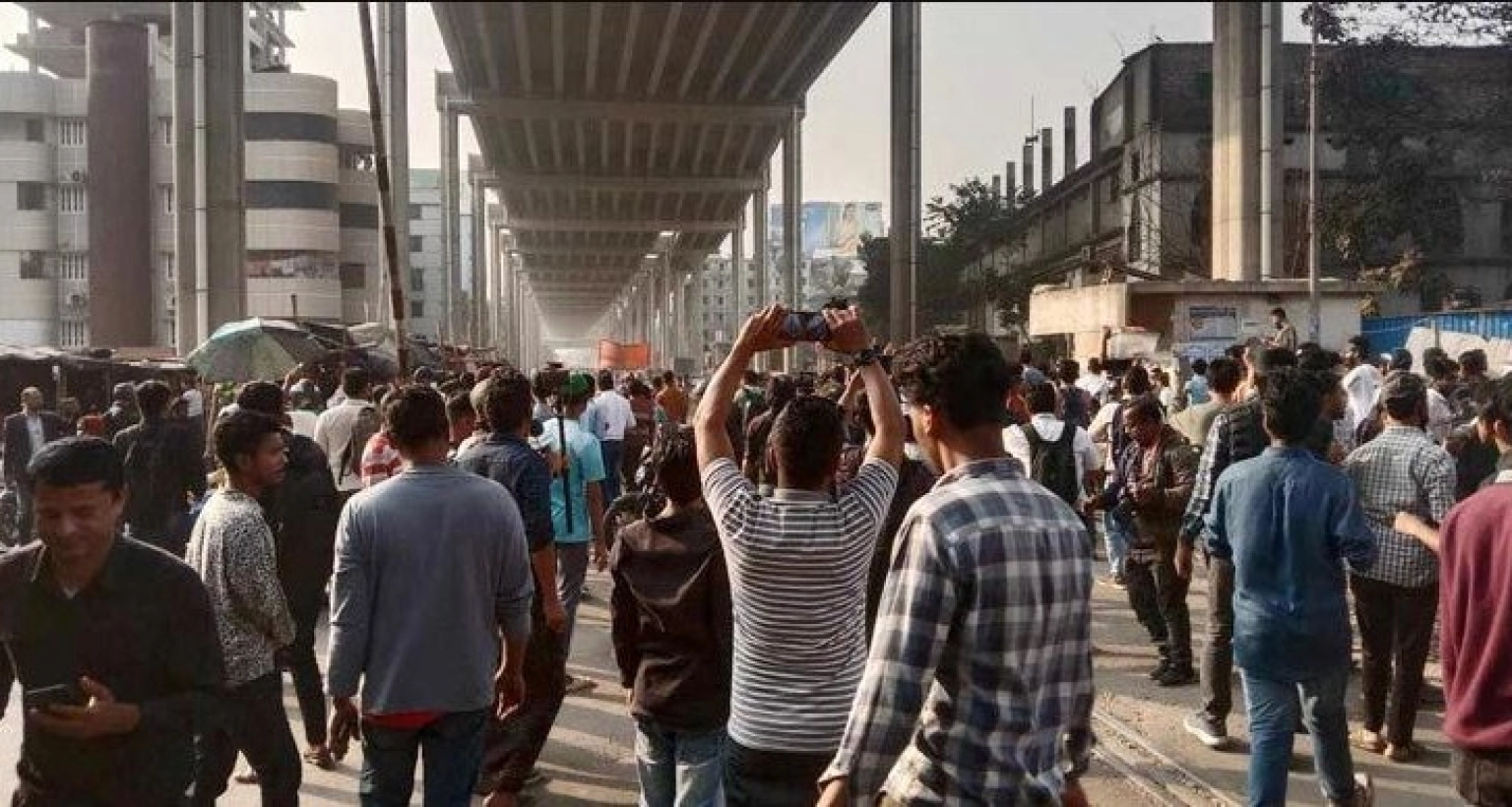 সড়ক অবরোধের পাশাপাশি রেলপথও অবরোধ, ৪ প্লাটুন বিজিবি মোতায়েন