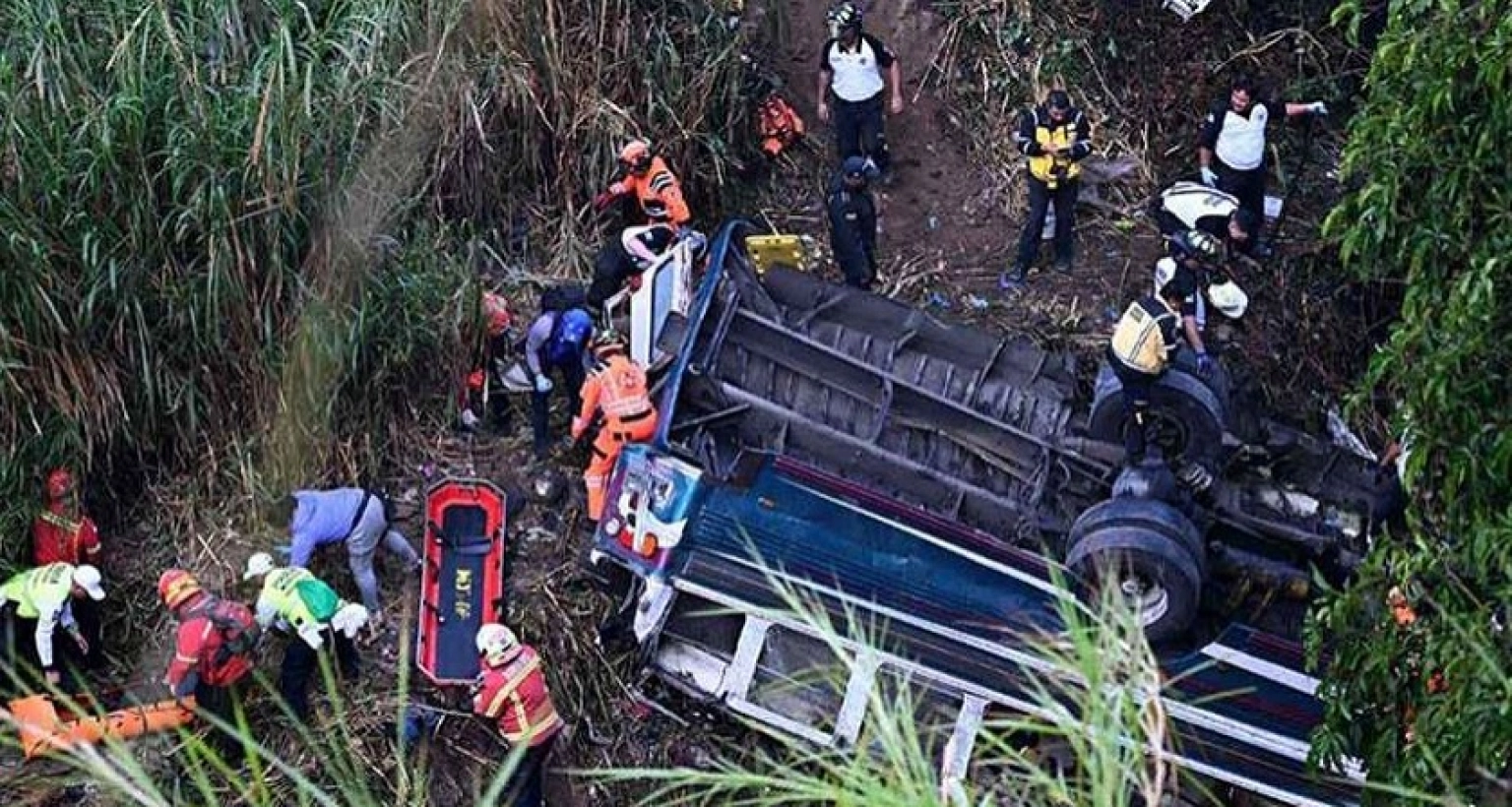 খাদে পড়ে ডুবে গেল যাত্রীবাহী বাস, অন্তত ৫১ জনের মৃত্যু 