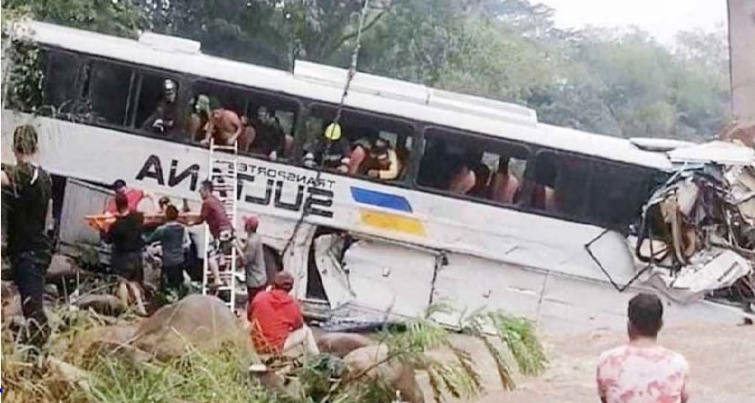 বাস-ট্রাকের সংঘর্ষ,  বিশ্ববিদ্যালয়ের ১২ শিক্ষার্থীর মৃৃত্যু