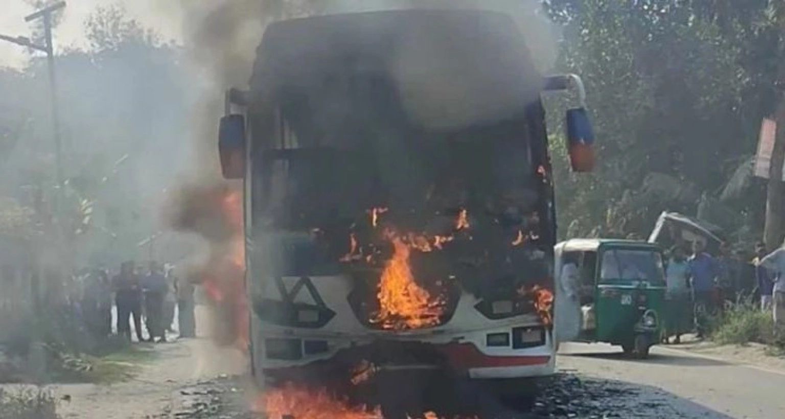 ১ জনের মৃত্যু, বাসে বিক্ষুব্ধ জনতার আগুন