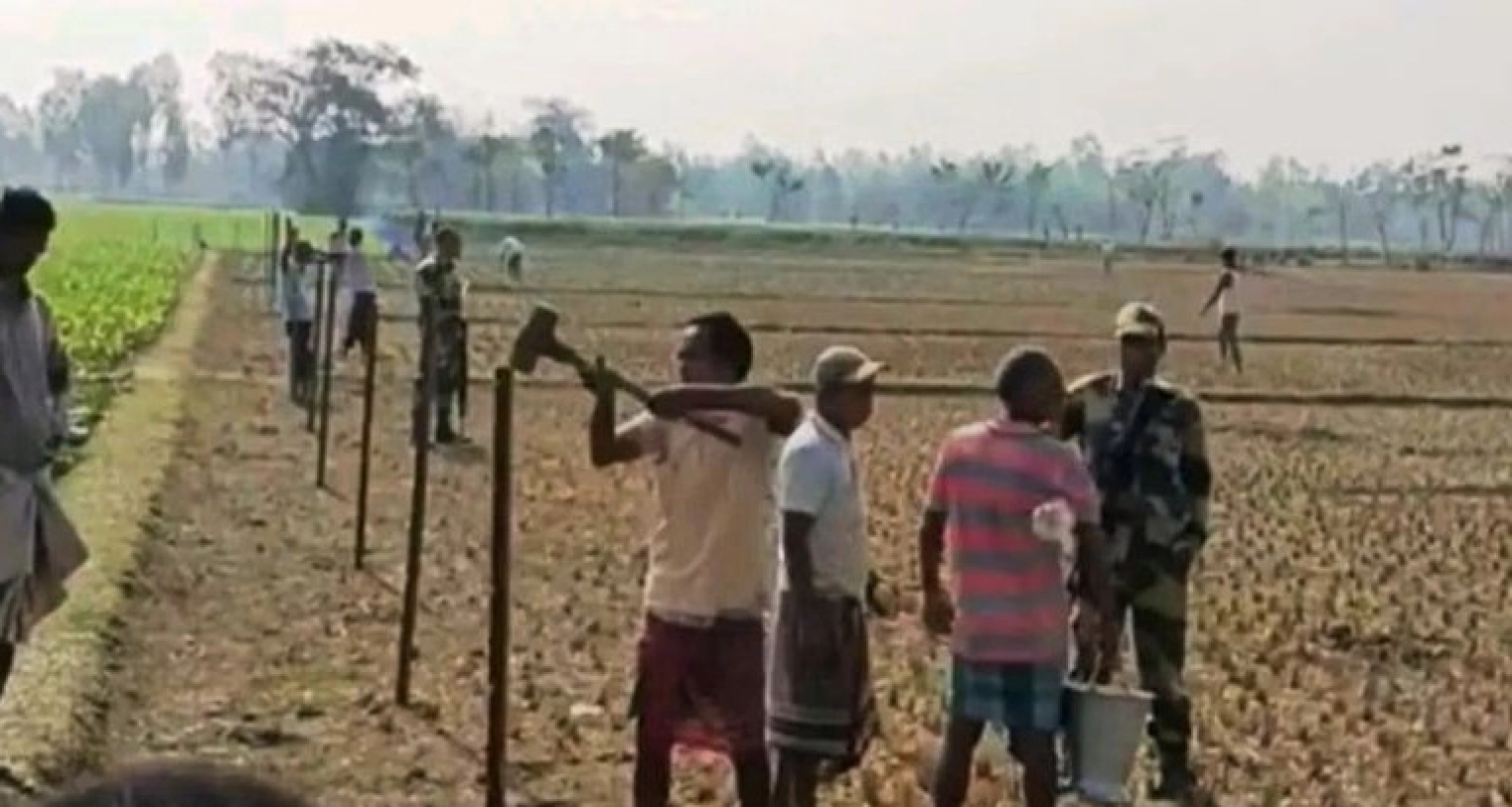 ফের সীমান্তে বিএসএফের কাঁটাতারের বেড়া দেওয়ার চেষ্টা, বিজিবির কড়া প্রতিবাদ