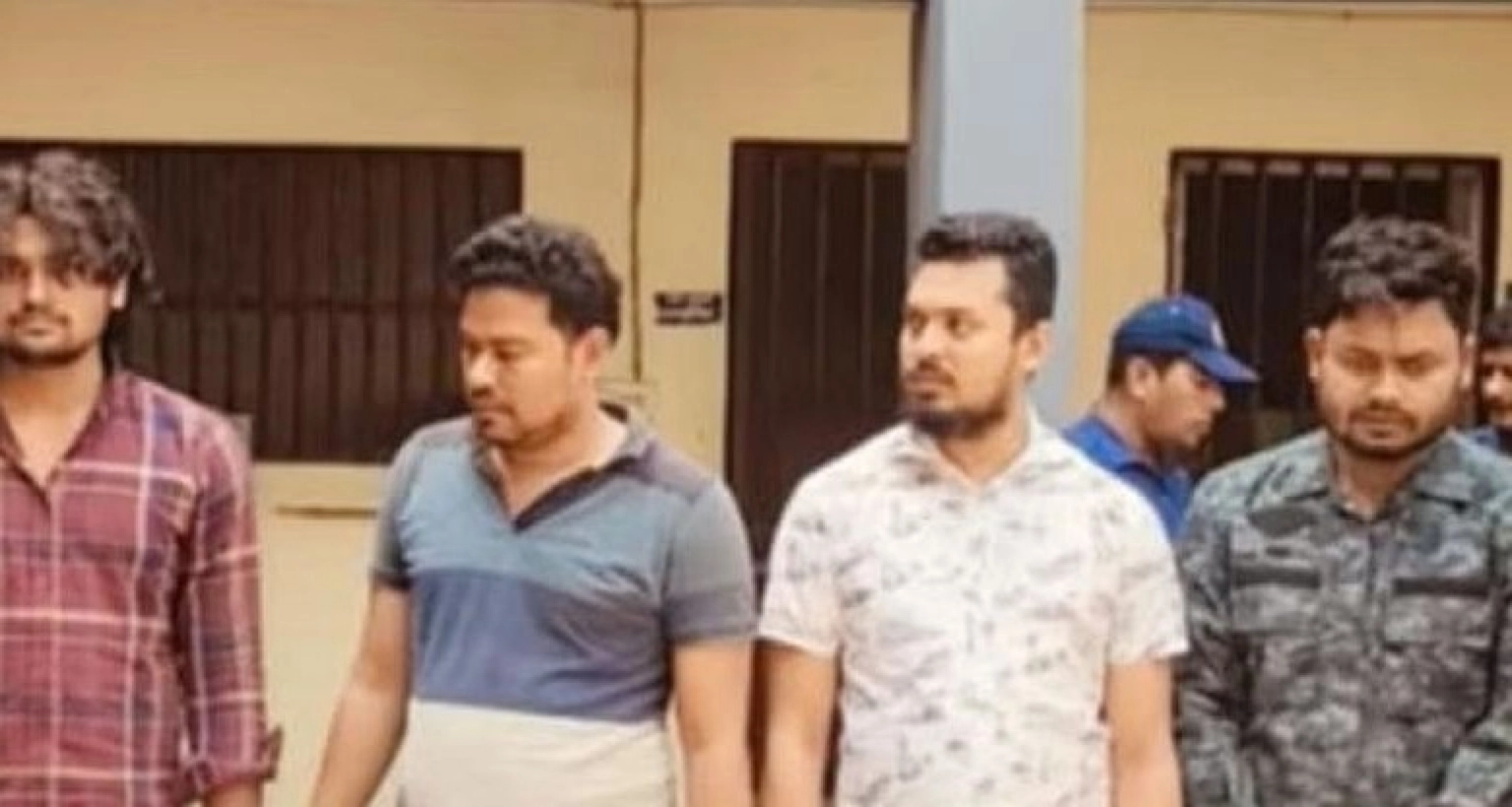 পুলিশের গাড়ি নিয়ে ডাকাতি, পুলিশ সদস্যসহ ৫ জন গ্রেপ্তার