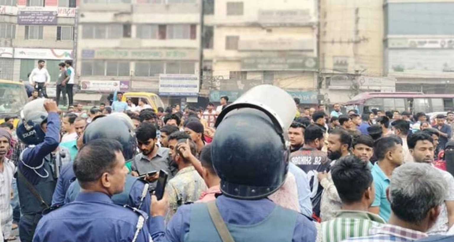 ঢাকা-টাঙ্গাইল মহাসড়ক অবরোধ, তীব্র যানজটের সৃষ্টি