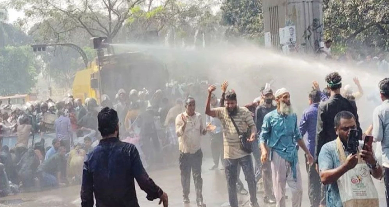 যমুনায় যাওয়ার চেষ্টা শিক্ষকদের, পুলিশের লাঠিচার্জ-জলকামান