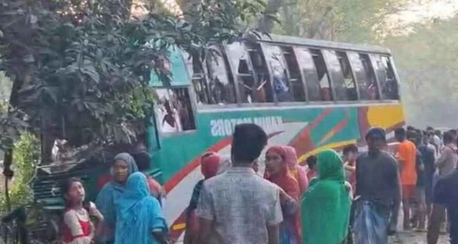 যাত্রীবাহী বাস ও সিমেন্টবোঝাই ট্রাকের মুখোমুখি সংঘর্ষ