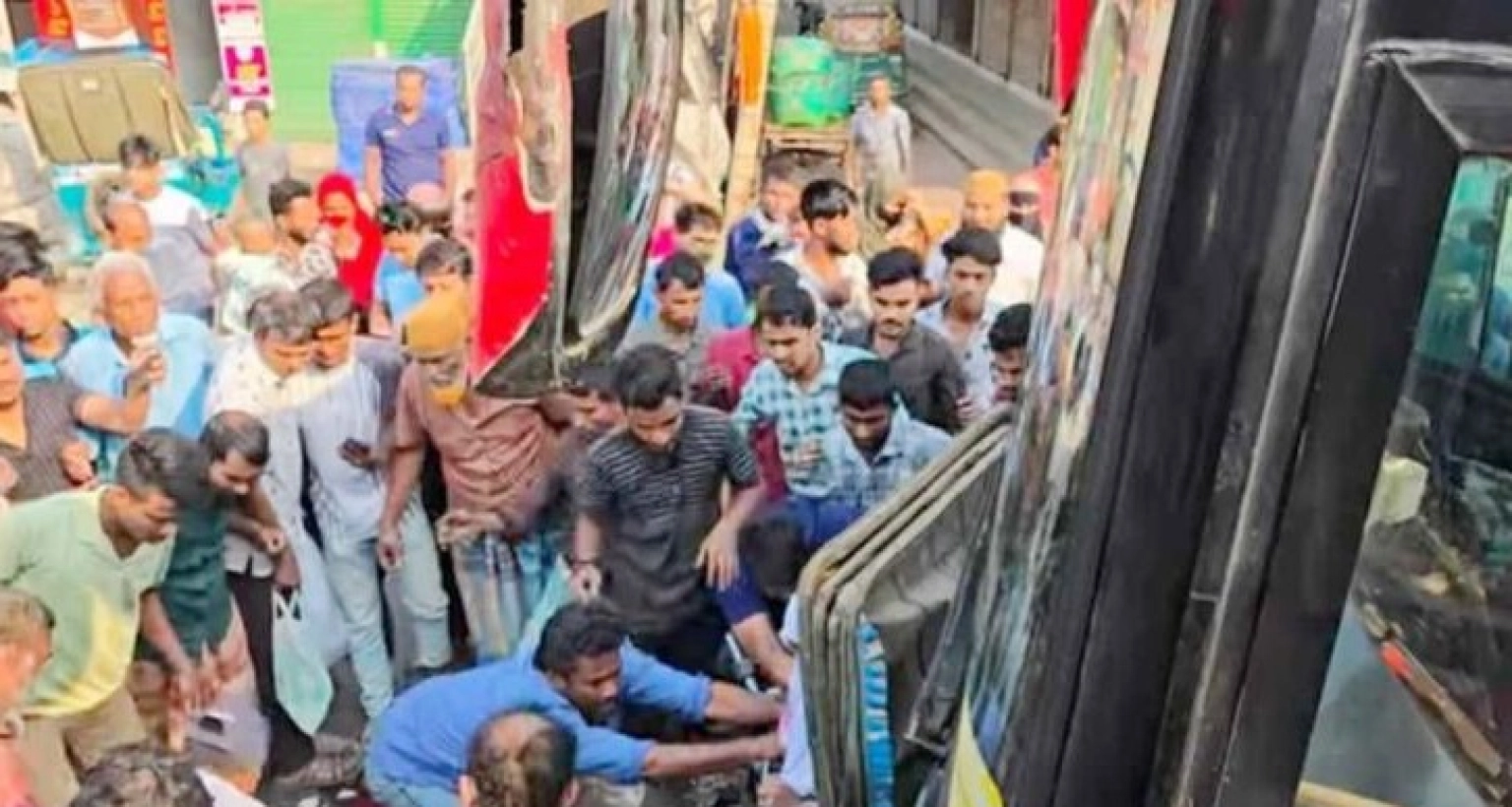  কোচিংয়ে যাওয়ার পথে বাসচাপায় ভাই-বোনসহ ৩ জনের মৃত্যু